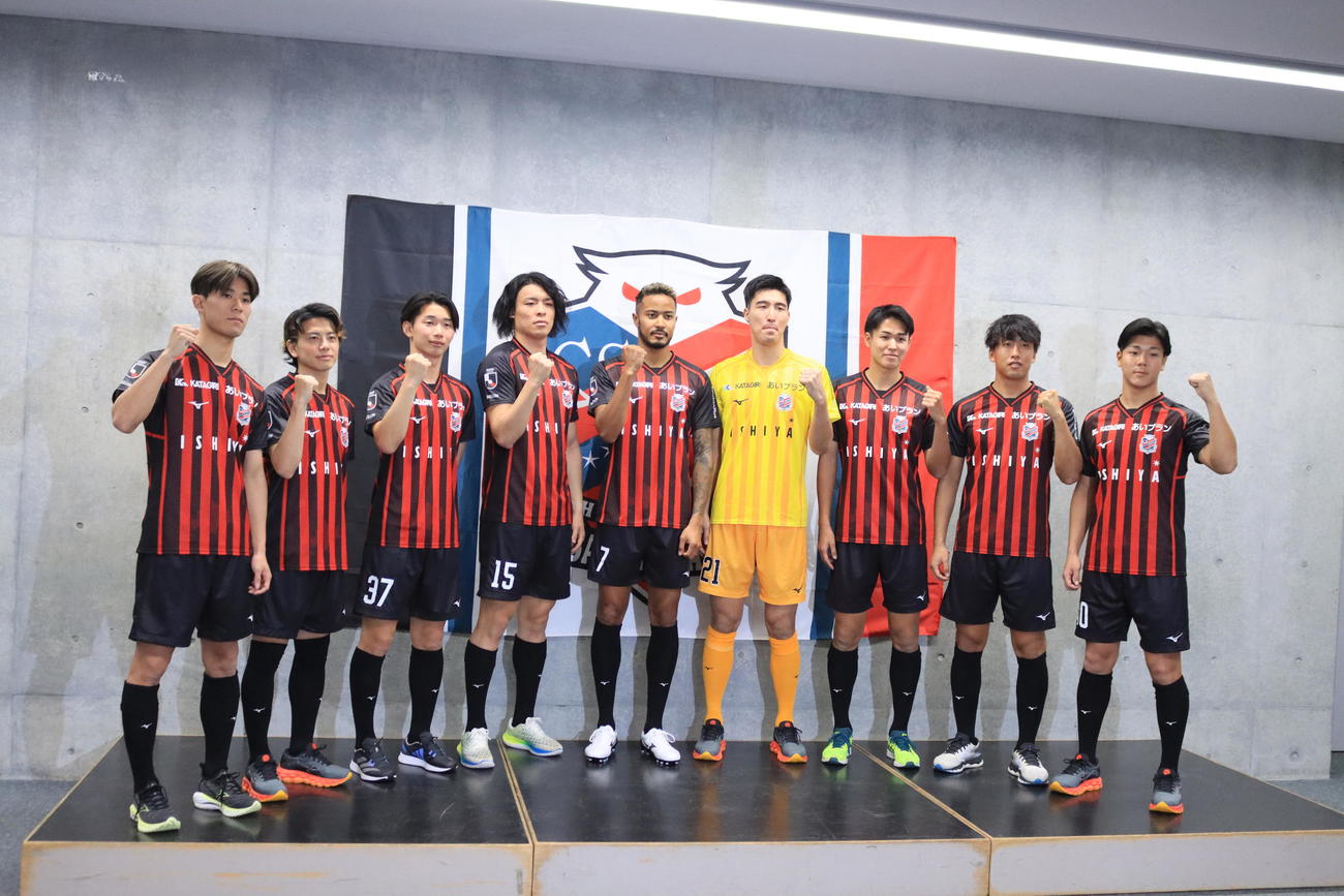 札幌新加入会見に出席した（左から）近藤、長谷川、田中克、家泉、鈴木、阿波加、高尾、岡田、出間（撮影・保坂果那）