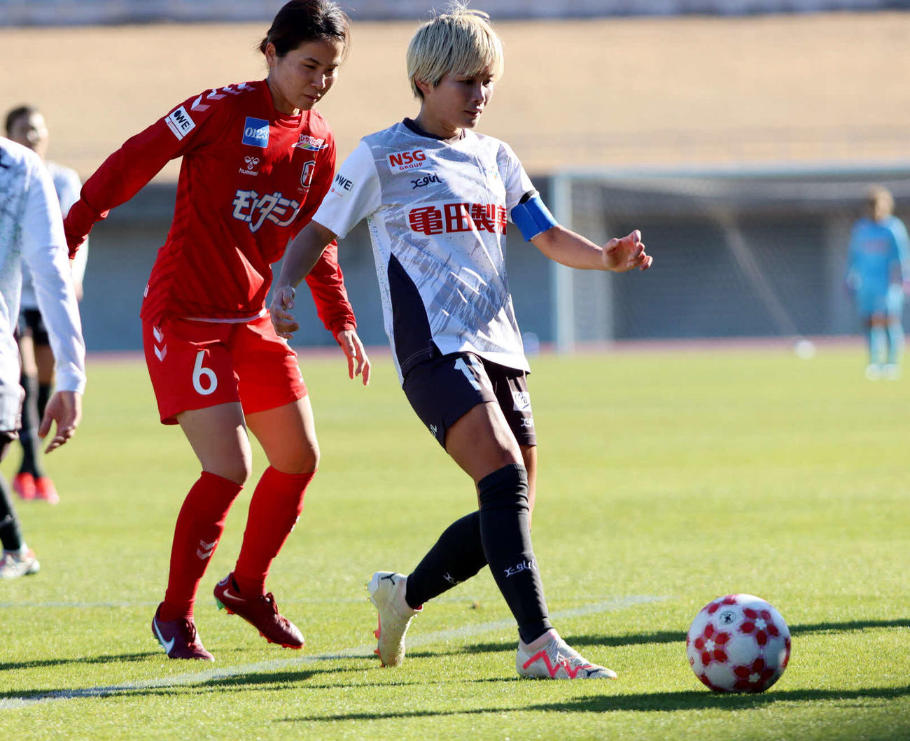後半、パスを出す新潟川澄（右）（アルビレックス新潟レディース提供）