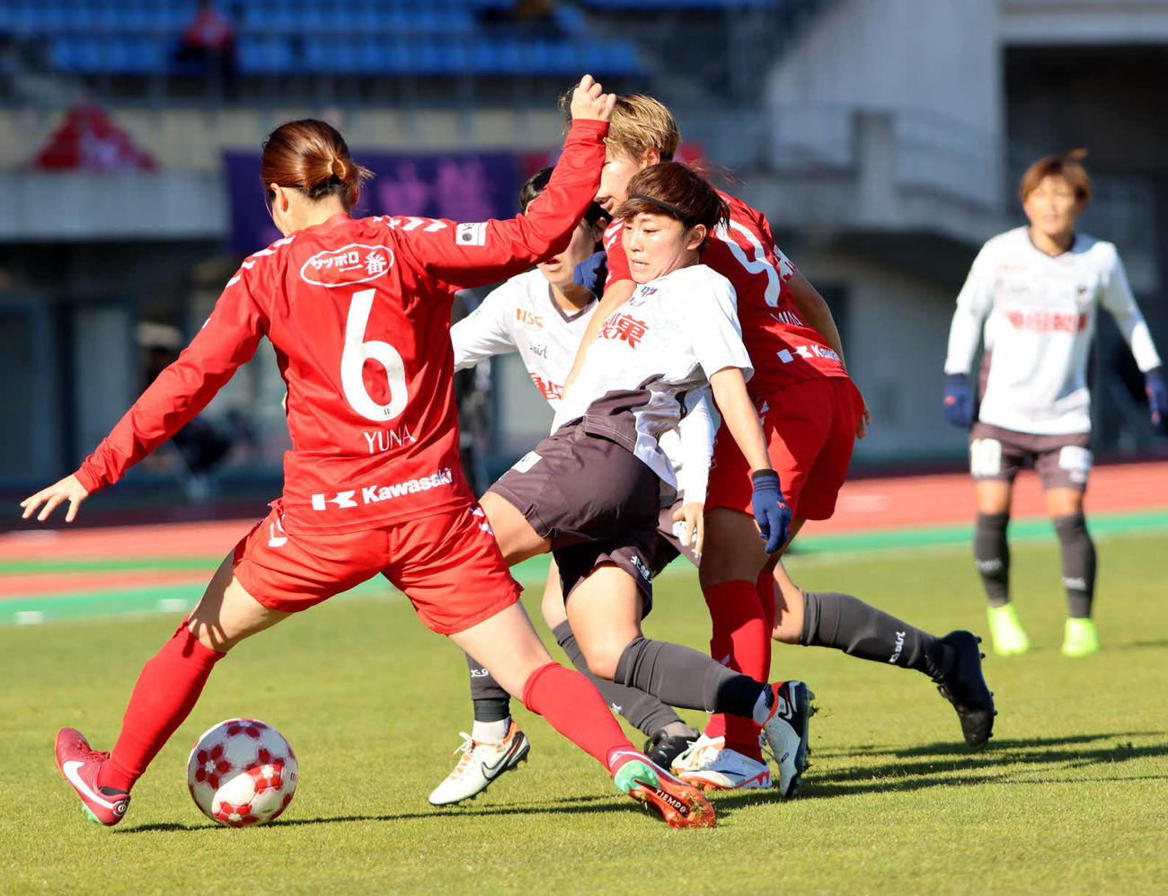 前半、競り合う新潟杉田（中央）（アルビレックス新潟レディース提供）