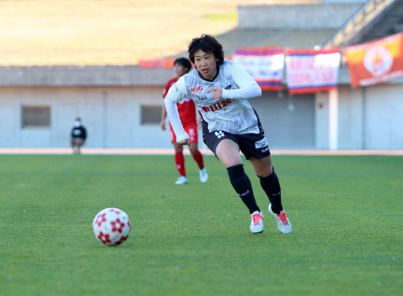 後半、ボールを追う新潟児野（アルビレックス新潟レディース提供）