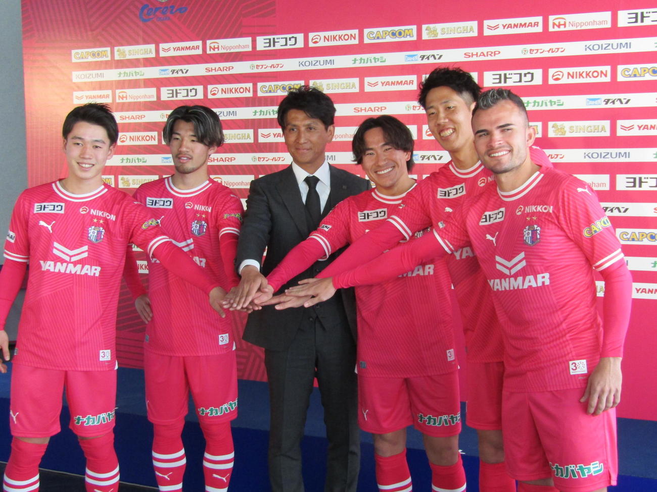 C大阪新加入会見に参加した左から奥田勇斗、平野佑一、小菊昭雄監督、登里享平、田中駿汰、ルーカス・フェルナンデス