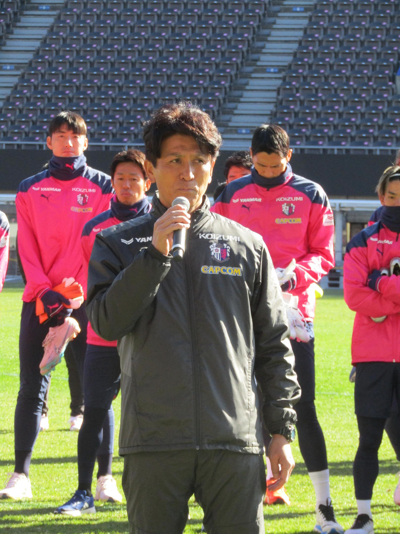 始動前にサポーターにあいさつするC大阪小菊昭雄監督