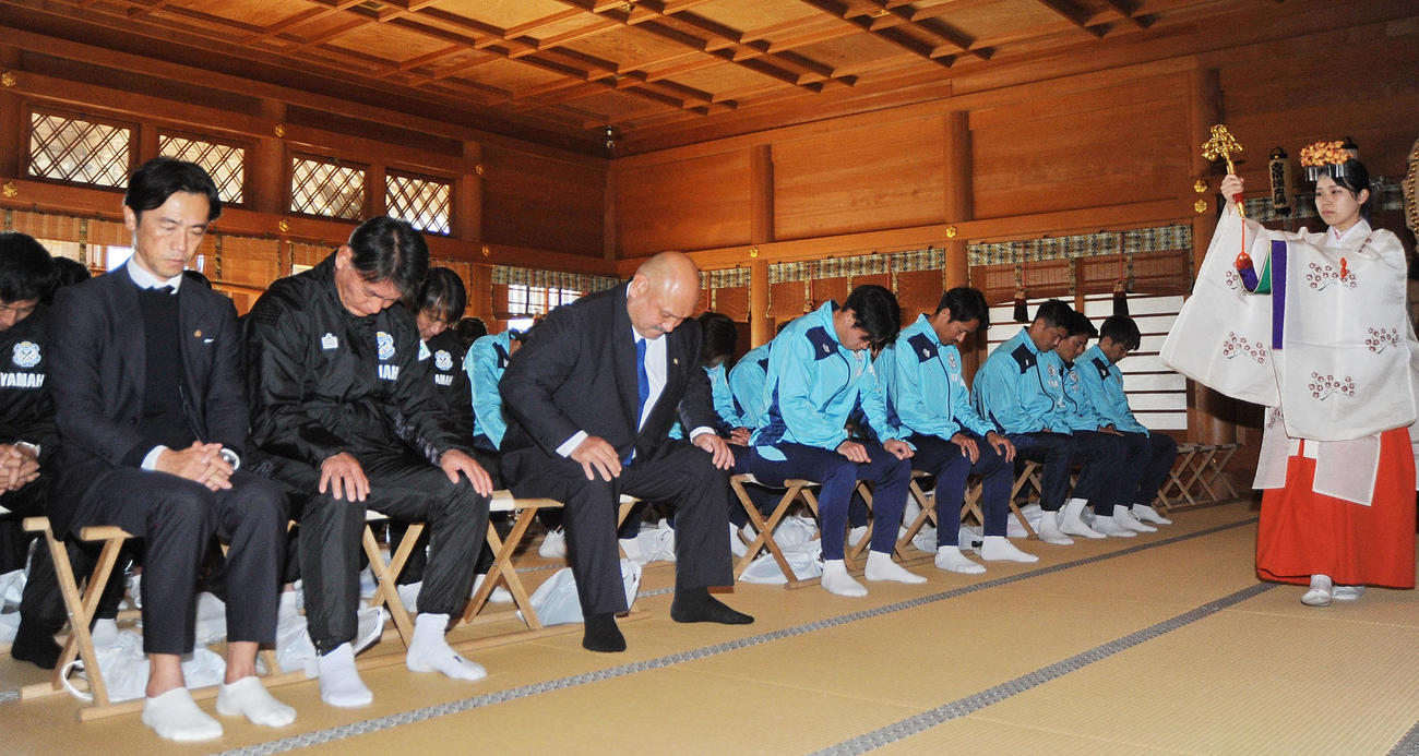 必勝祈願に臨む磐田の左から藤田俊哉スポーツダイレクター、横内監督、浜浦幸光社長、MF松本昌也ら