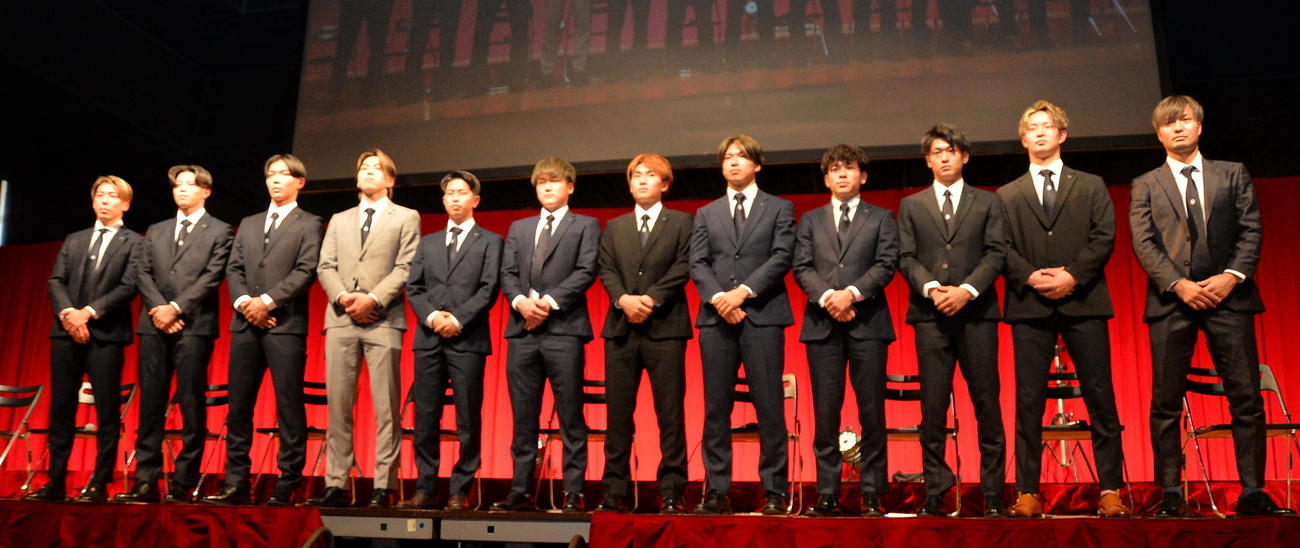 ずらりと勢ぞろいしたモンテディオ山形に新加入した12人の選手たち（撮影・濱本神威）