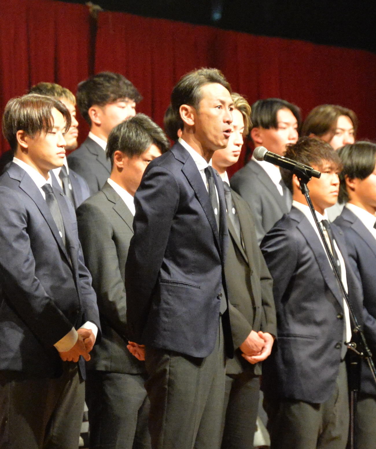 サポーターに共闘を呼びかけた渡辺監督（中央）