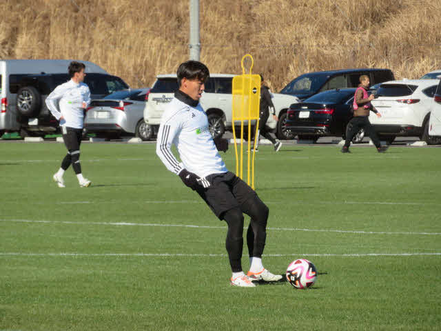 町田の始動で、鹿島から加入したDF昌子源もパス練習でコンディションを整える