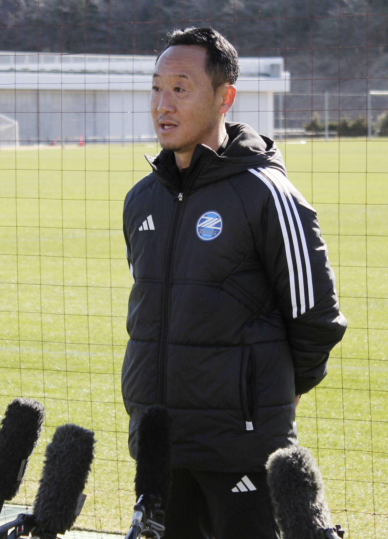 練習後、取材に応じるJ1町田の黒田監督（共同）