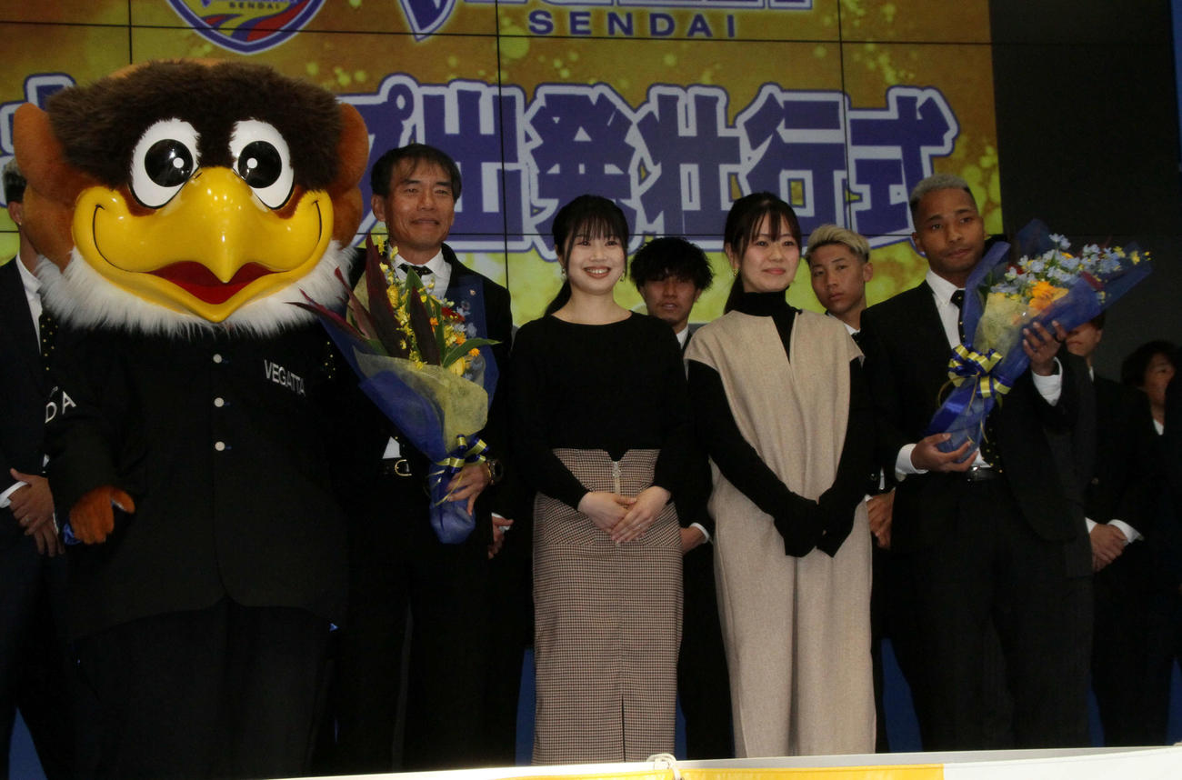 サポーターから花束が贈呈された（撮影・木村有優）