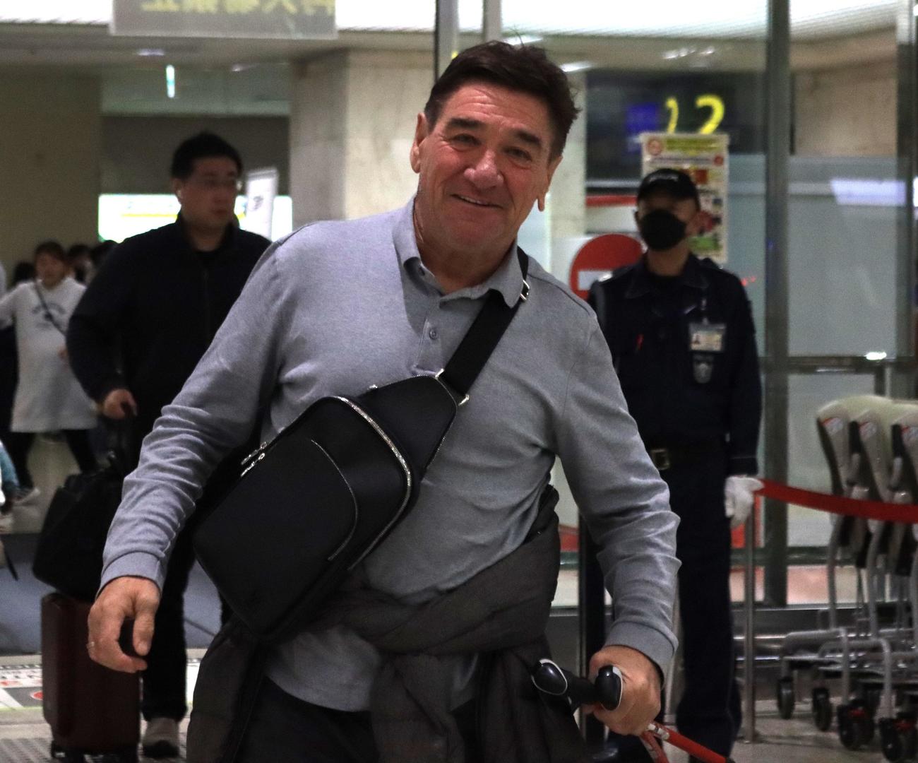 那覇空港に到着した札幌ペトロビッチ監督（撮影・保坂果那）