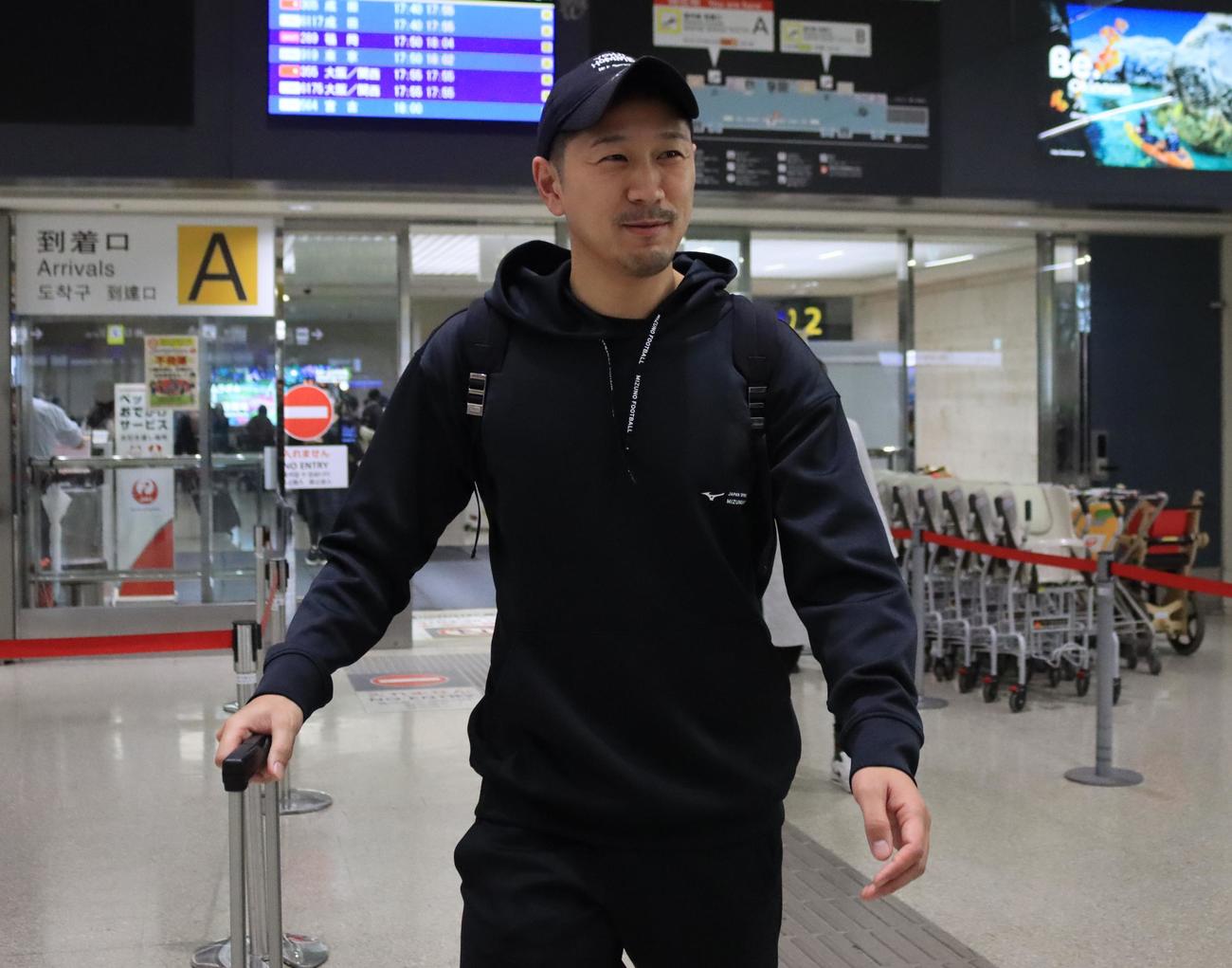那覇空港に到着した札幌宮沢（撮影・保坂果那）