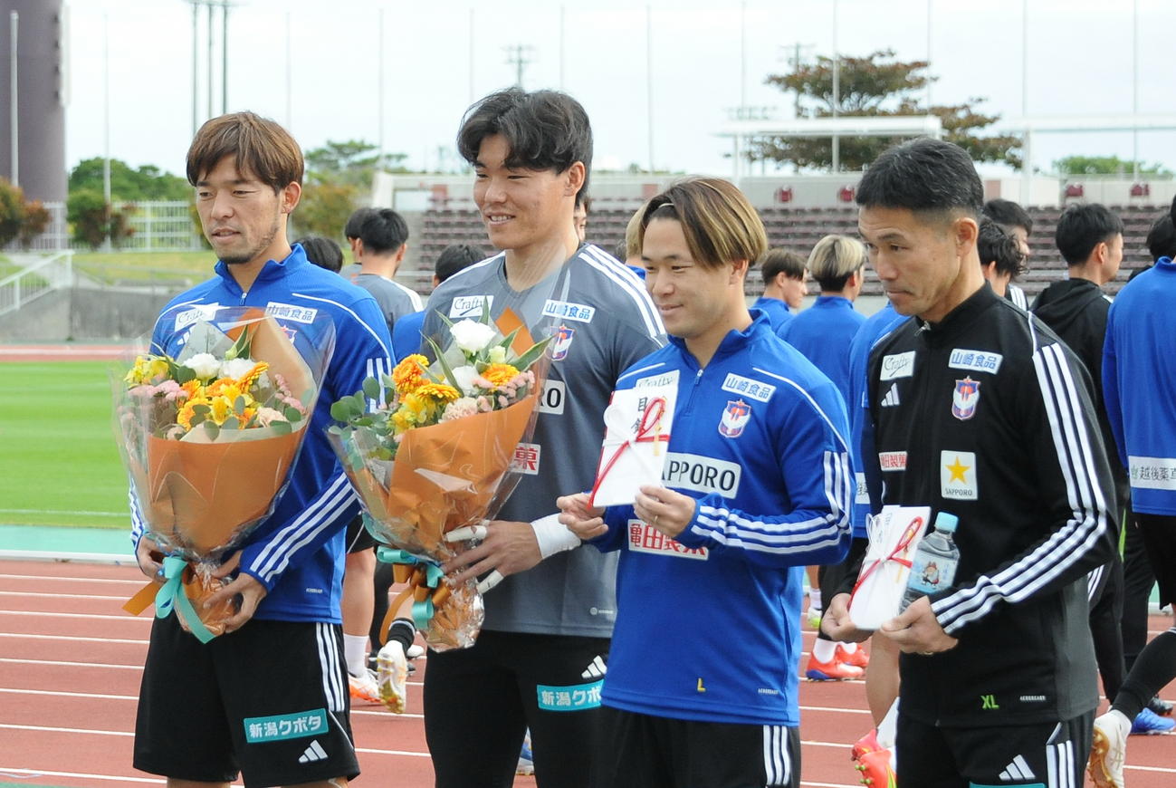 沖縄キャンプの歓迎セレモニーで花束などを受け取った左から鈴木、小島、堀米、松橋監督