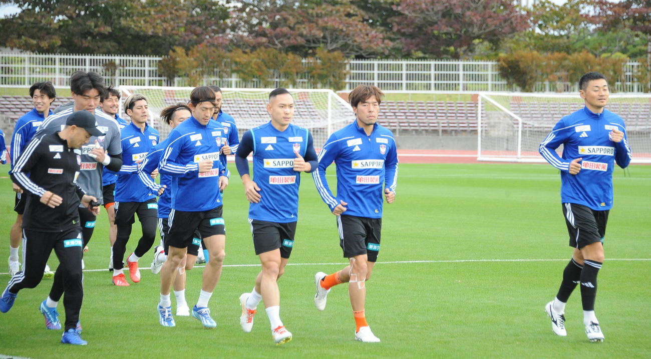 ランニングで先頭を走る鈴木（右から2人目）