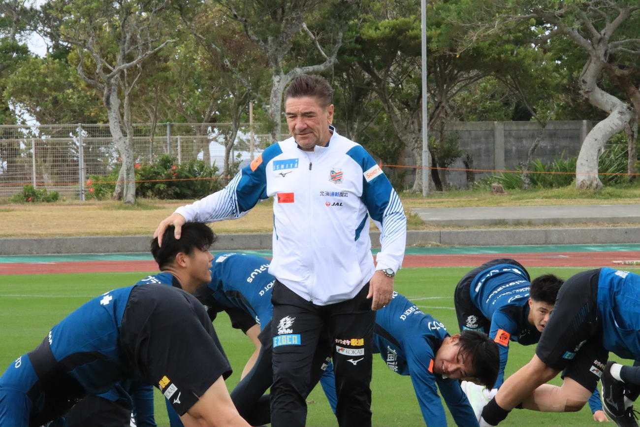 クールダウンする選手1人1人を労う札幌ペトロビッチ監督（中央）。左は出間（撮影・保坂果那）