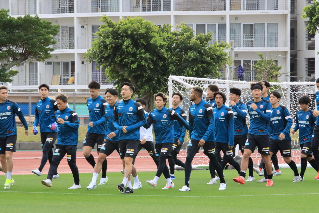 沖縄キャンプ初日の午前練習でランニングする札幌の選手たち（撮影・保坂果那）