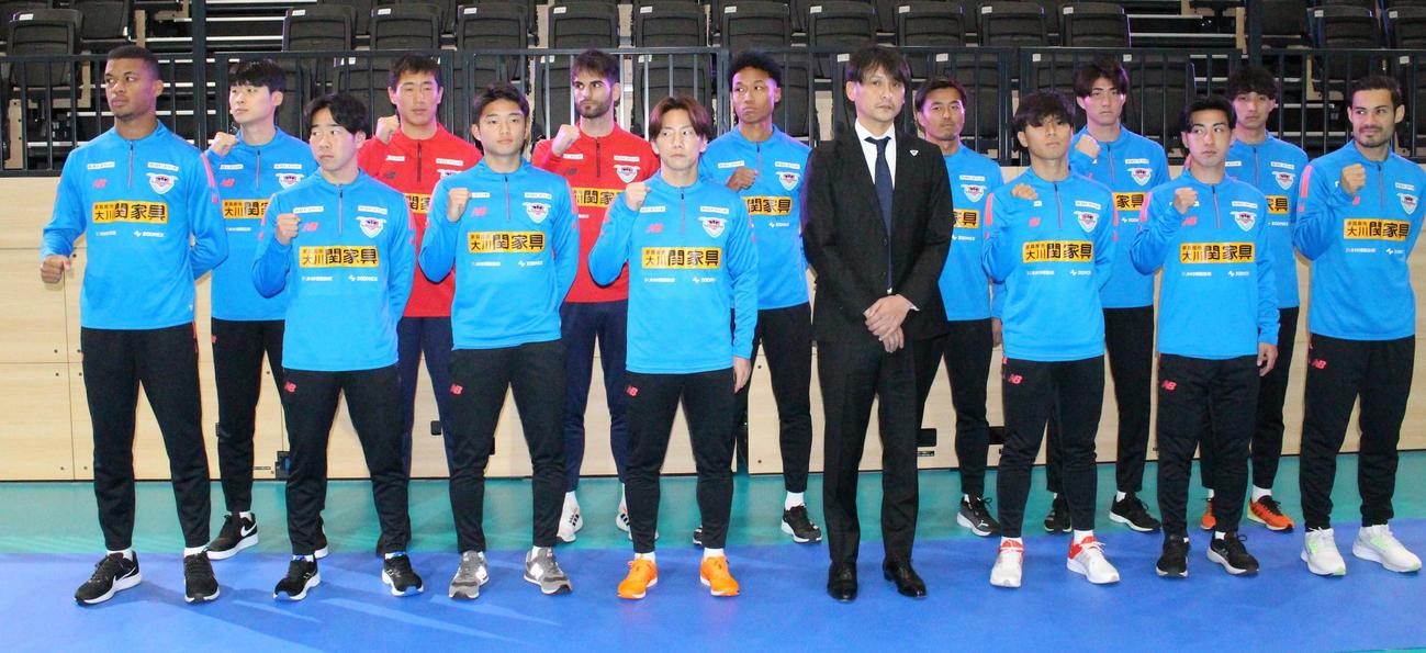 鳥栖新体制発表で川井監督（中央）を中心に気合を込める新加入選手たち（撮影・菊川光一）
