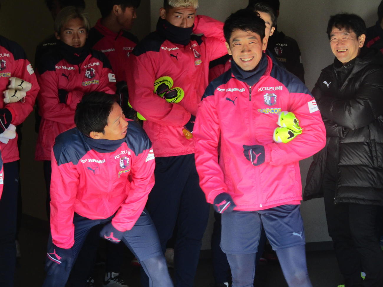 14日の今季チーム初練習の直前、香川真司（前列右）と清武弘嗣（同左）は談笑する。中央奥は西尾隆矢