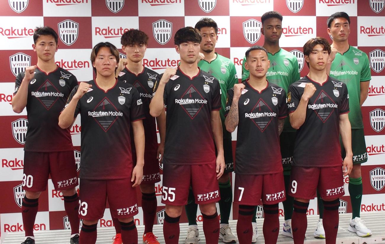 新体制発表会見で集合写真に納まる神戸の新加入選手（撮影・永田淳）