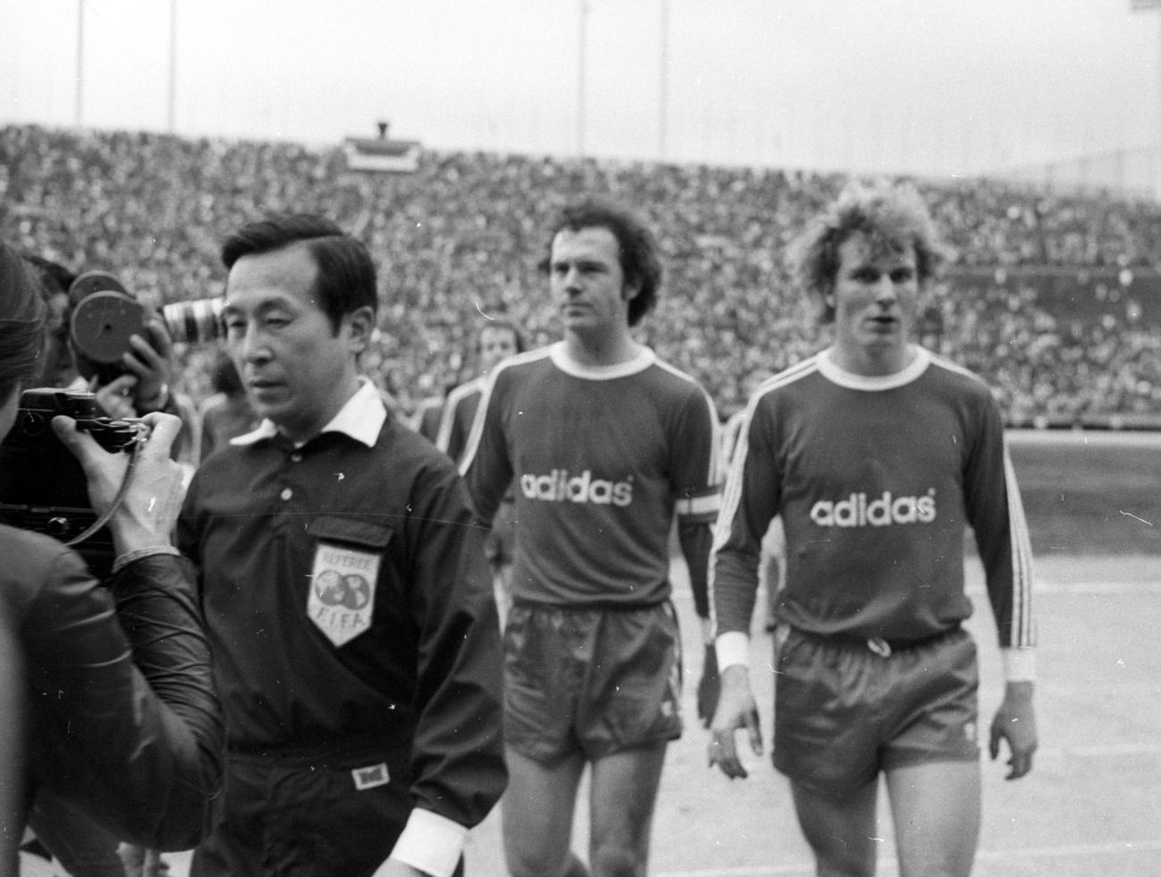 日独交歓サッカー　左から丸山義行主審、ベッケンバウアー、ルンメニゲ（1975年1月撮影）