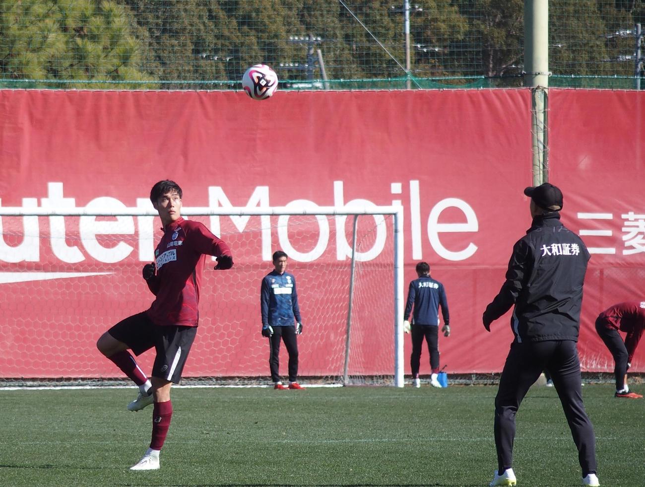 1月17日の練習で北本久仁衛コーチとヘディング練習をするヴィッセル神戸DF山川哲史（撮影・永田淳）