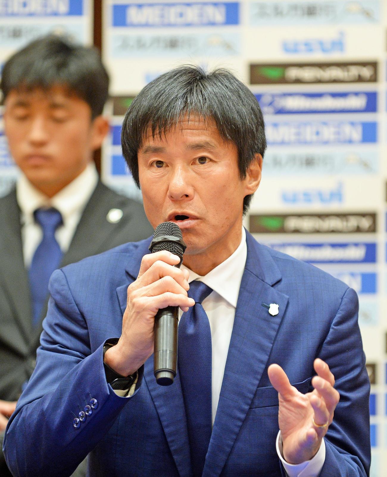 会見で抱負を語る沼津の中山監督