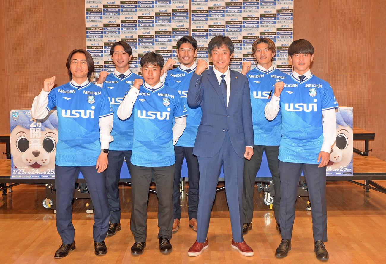 会見に出席した新加入選手ら。前列右から宮脇、中山監督、向井、持井。後列右から津久井、中村、沼田