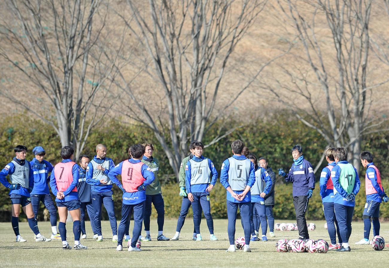 選手を集めて指示を出す沼津の中山監督（右から4人目）