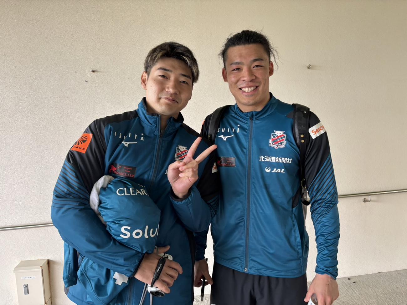 宿舎が同部屋の札幌岡村（左）と家泉（撮影・保坂果那）