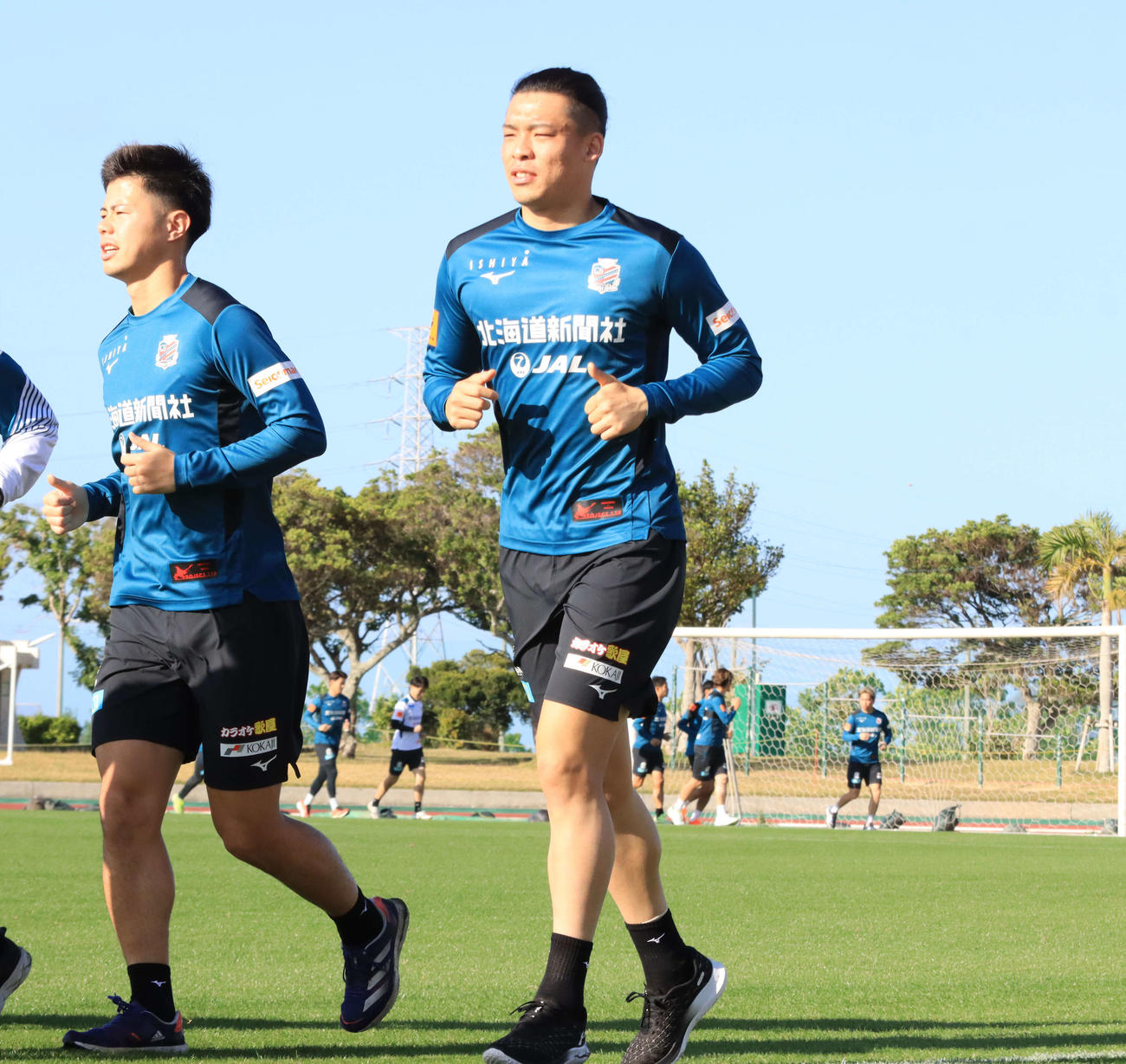 ランニングする札幌家泉怜依（右）。左は大森（撮影・保坂果那）