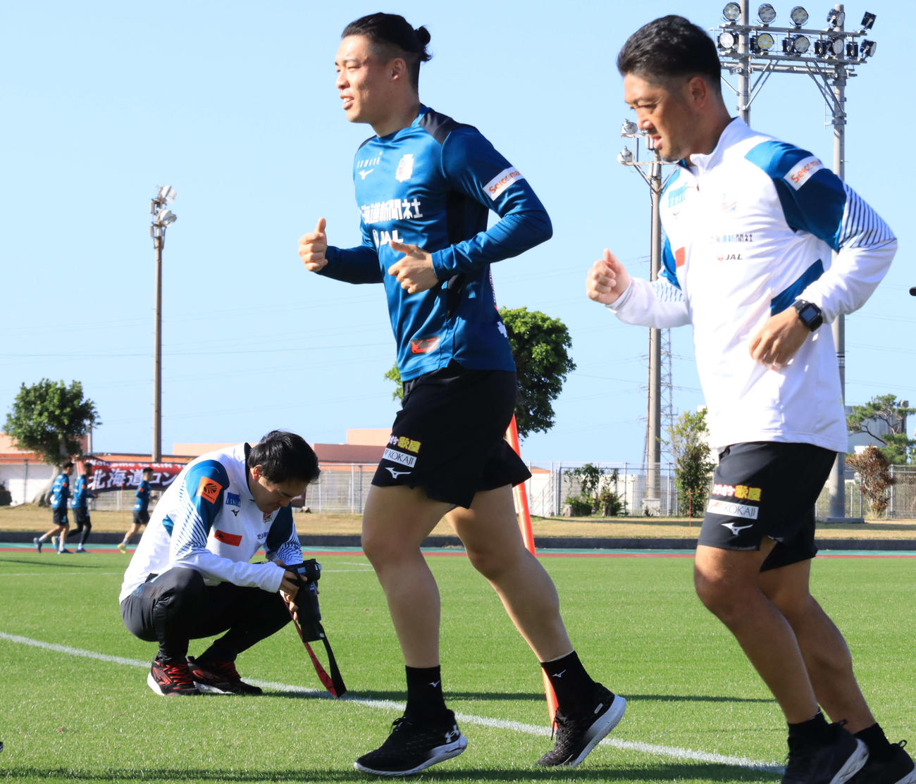 ランニングする札幌家泉怜依（左）（撮影・保坂果那）