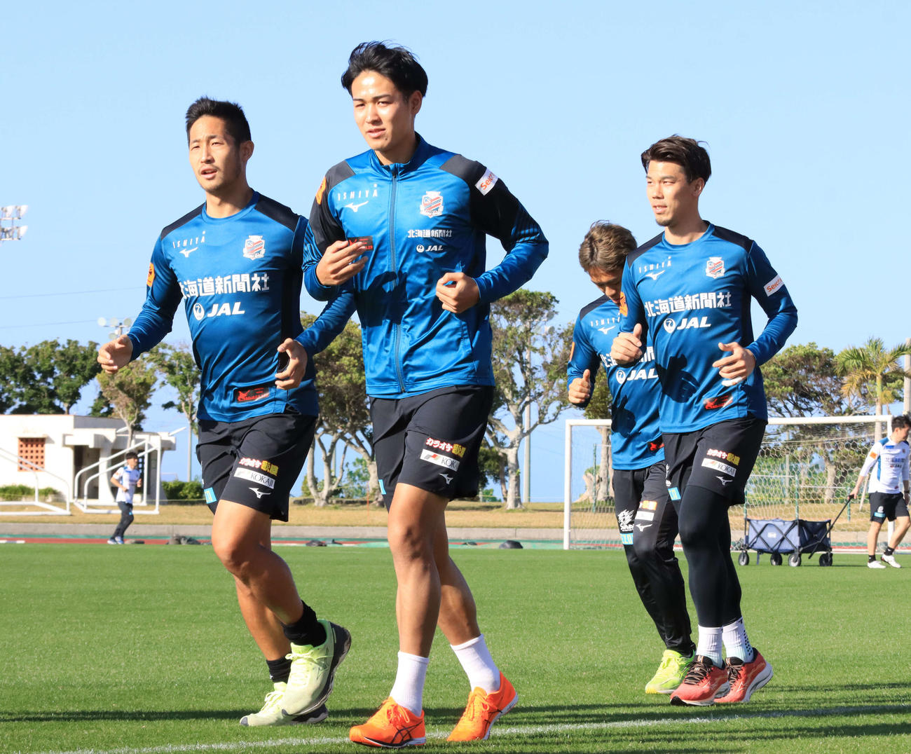 ランニングする札幌高尾（左から2人目）（撮影・保坂果那）
