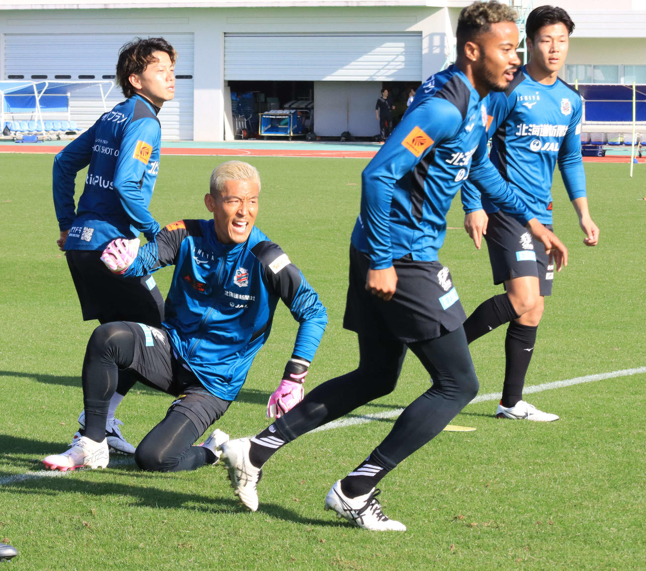 ボール回しに参加する札幌菅野（左から2人目）（撮影・保坂果那）