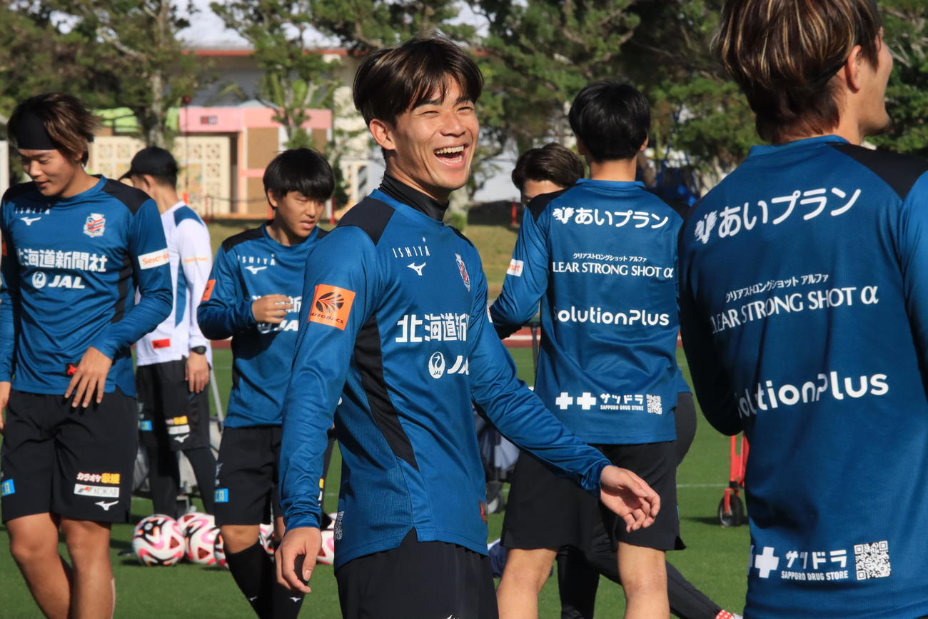 ボール回し中に笑顔を見せる札幌近藤（撮影・保坂果那）