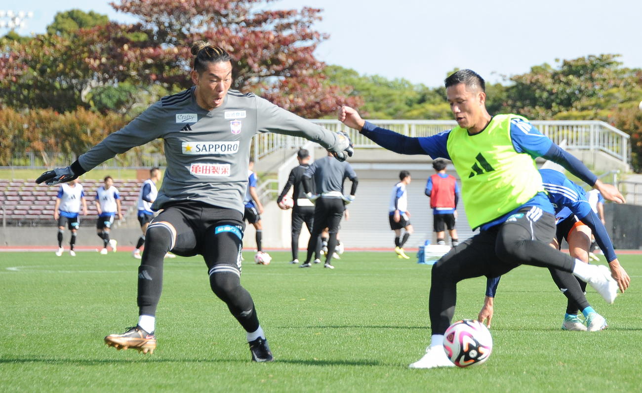 ミニゲームでGK阿部（左）をキックフェイントでかわす小野