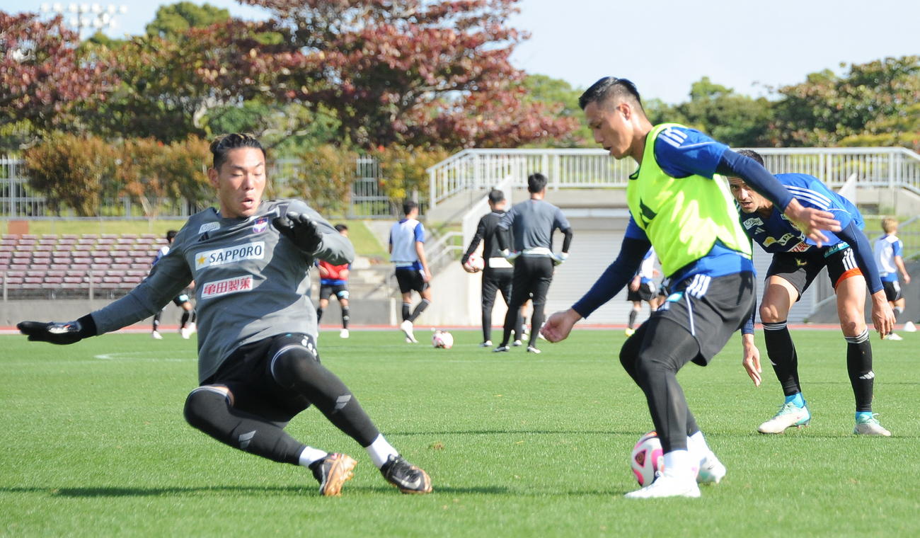 ミニゲームでGK阿部（左）をキックフェイントでかわす小野