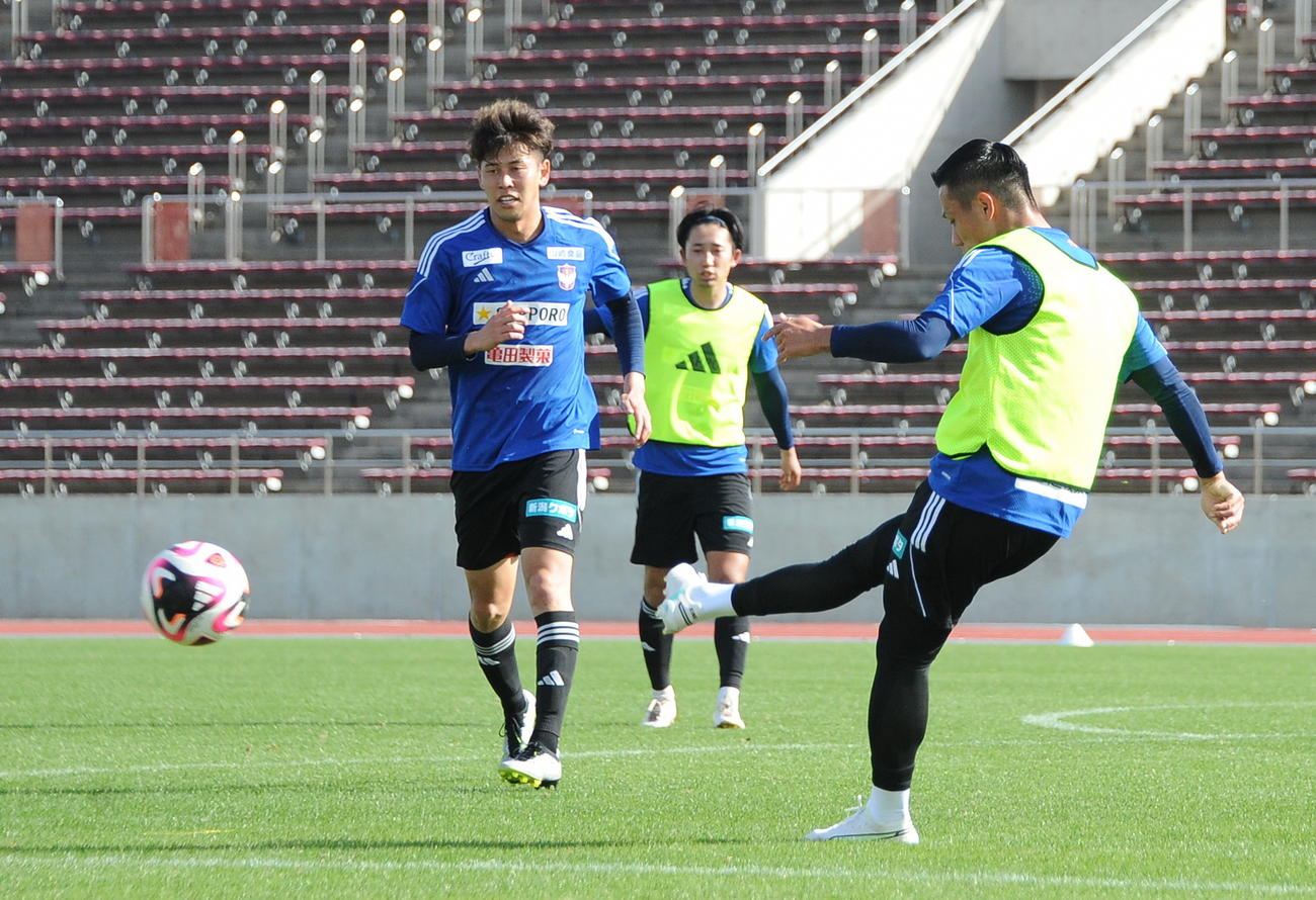 シャープな足の振りでシュートを放つ小野（右）