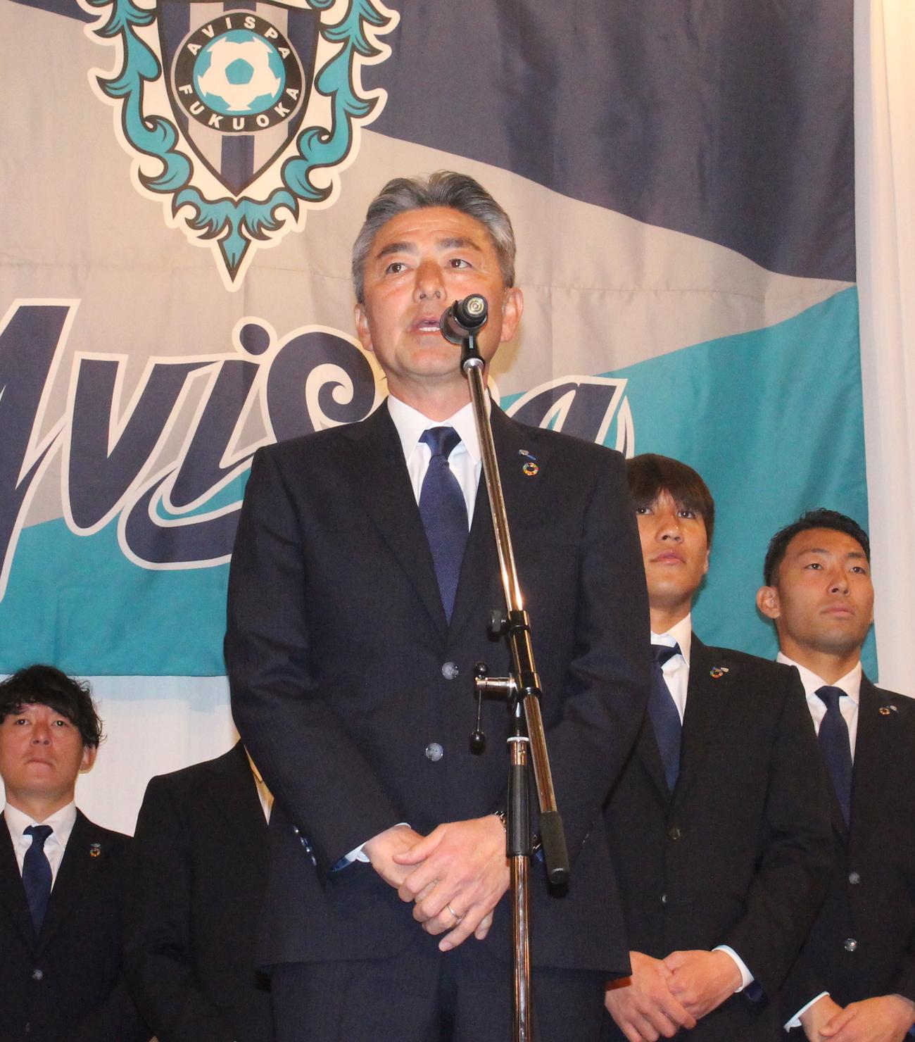 福岡の「新年感謝の集い」で挨拶する長谷部茂利監督（撮影・菊川光一）