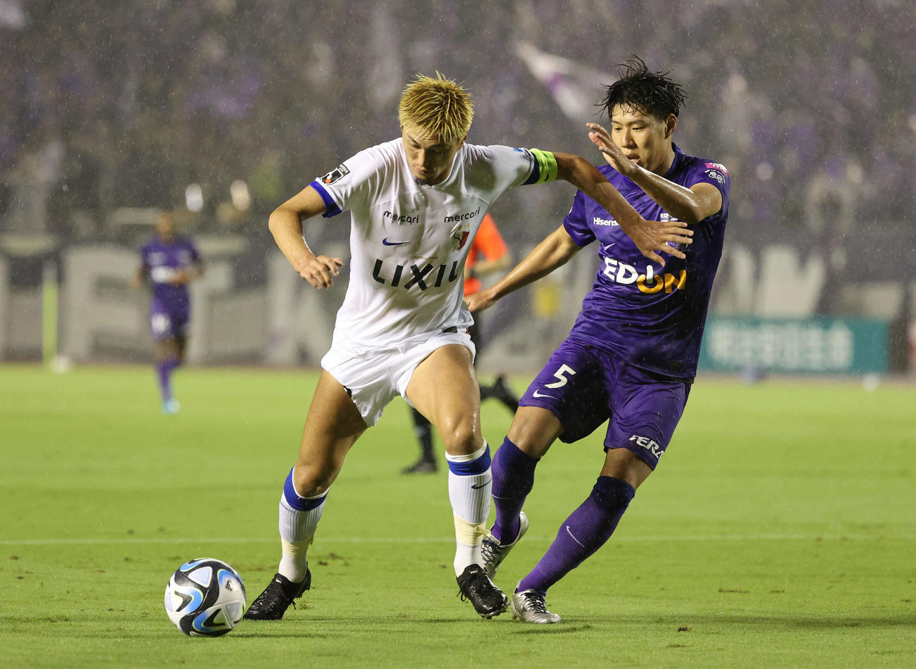 鹿島鈴木（左）と競り合う広島松本大（23年7月撮影）