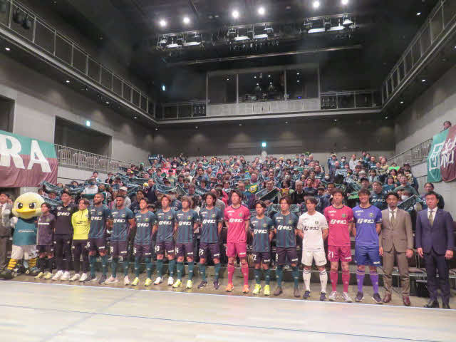 SC相模原新体制発表会見でサポーターたちと写真に収まる新加入選手、戸田和幸監督、平野孝スポーツダイレクター（最前列右端）ら