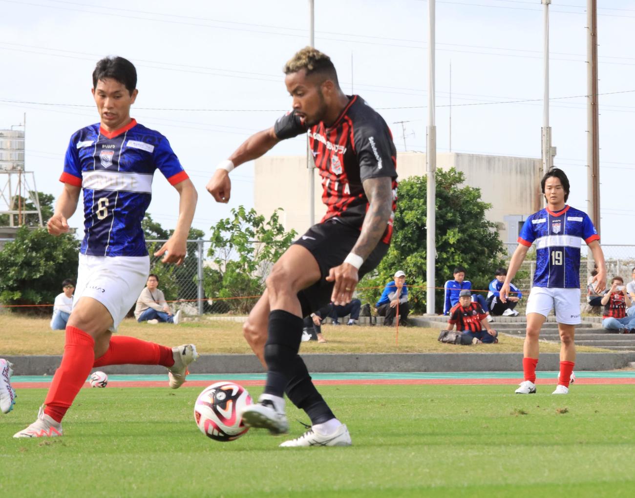 前半25分、先制ゴールを決める札幌鈴木（中央）（撮影・保坂果那）