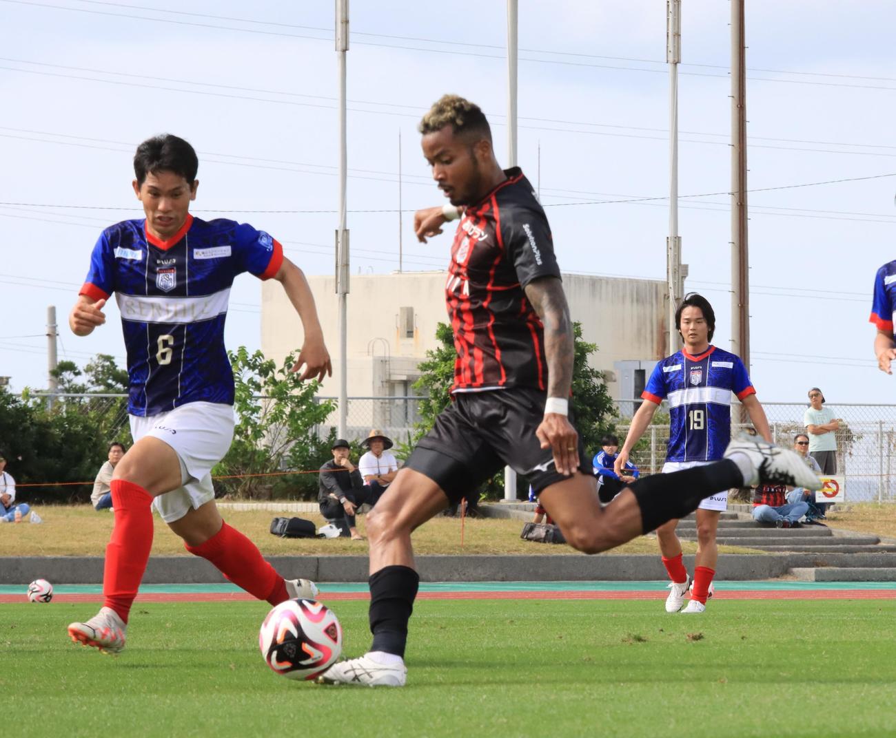 前半25分、先制ゴールを決める札幌鈴木（中央）（撮影・保坂果那）