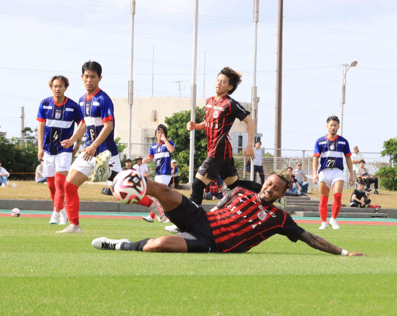 ボールに右足を伸ばす札幌鈴木（撮影・保坂果那）