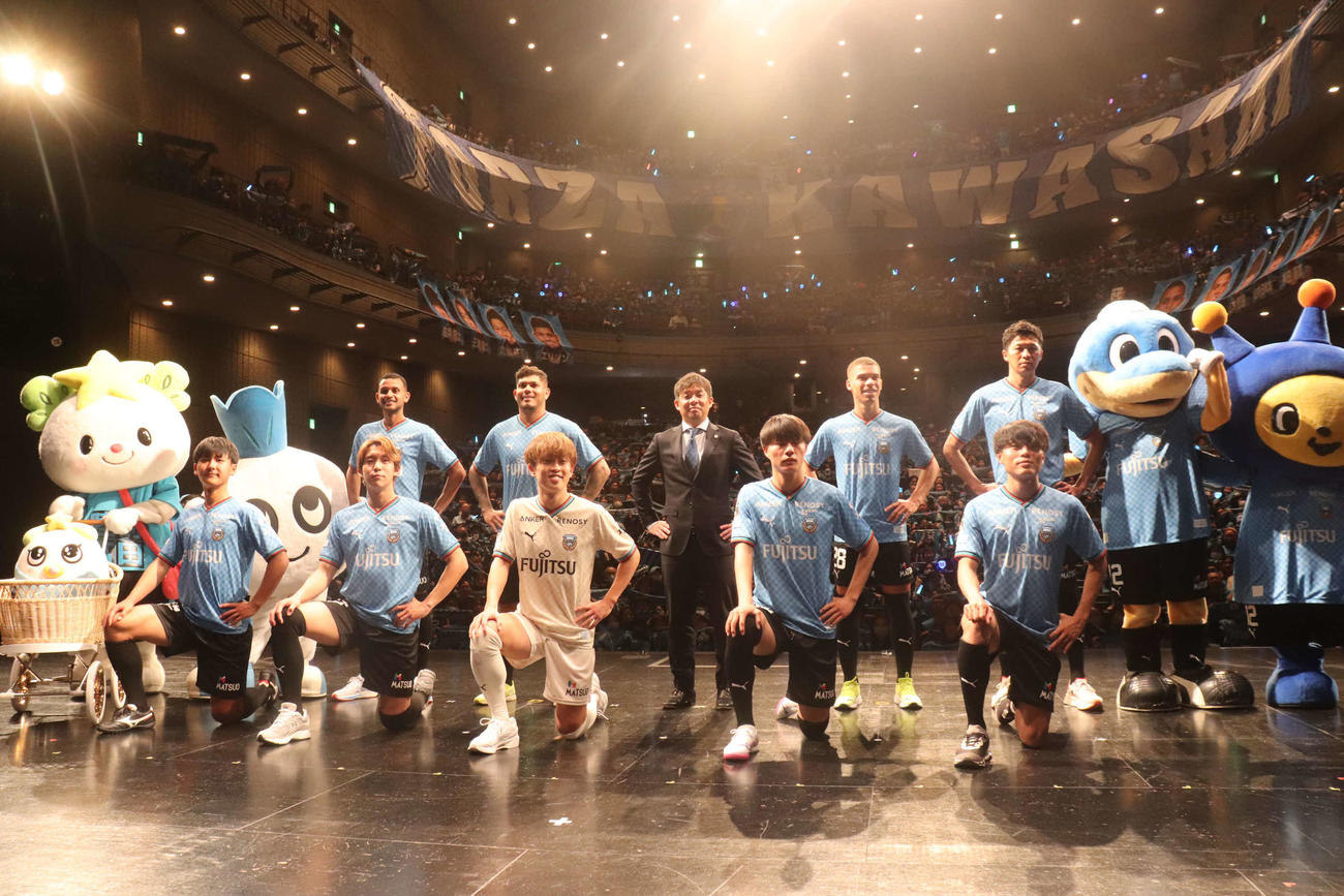川崎Fの新体制発表に登壇した、前列左から神田、三浦、山本、由井、山内、後列左からゼヒカルト、エリソン、鬼木監督、パトリッキベロン、丸山