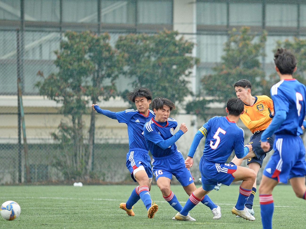 後半、自身2点目を決める藤枝明誠FWキング（左から4人目）