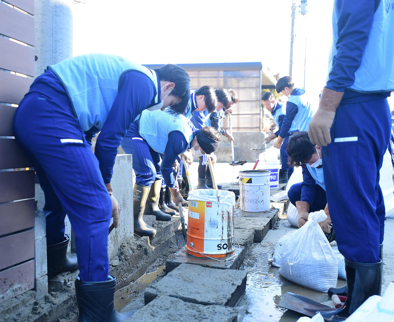 能登半島地震で被災した地域でのボランティアに参加した新潟医療福祉大サッカー部（20日撮影）