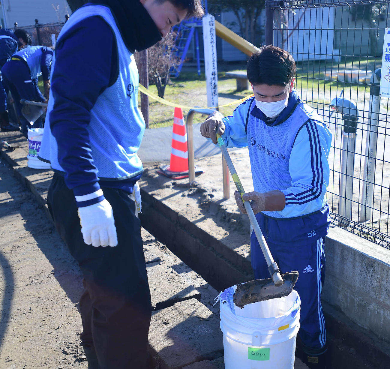 能登半島地震で被災した地域でのボランティアに参加した新潟医療福祉大サッカー部（20日撮影）