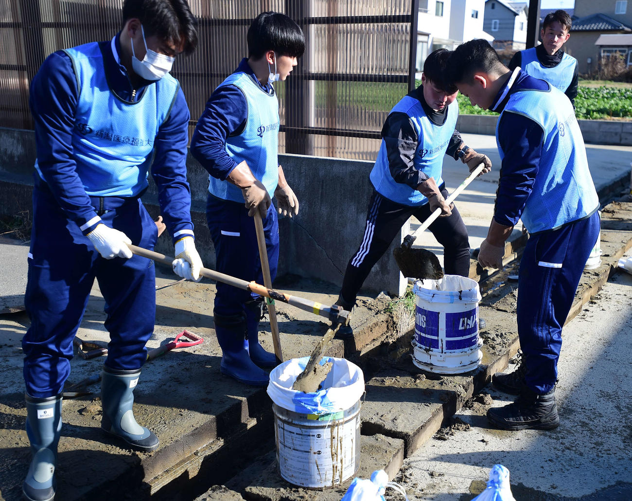 能登半島地震で被災した地域でのボランティアに参加した新潟医療福祉大サッカー部（20日撮影）