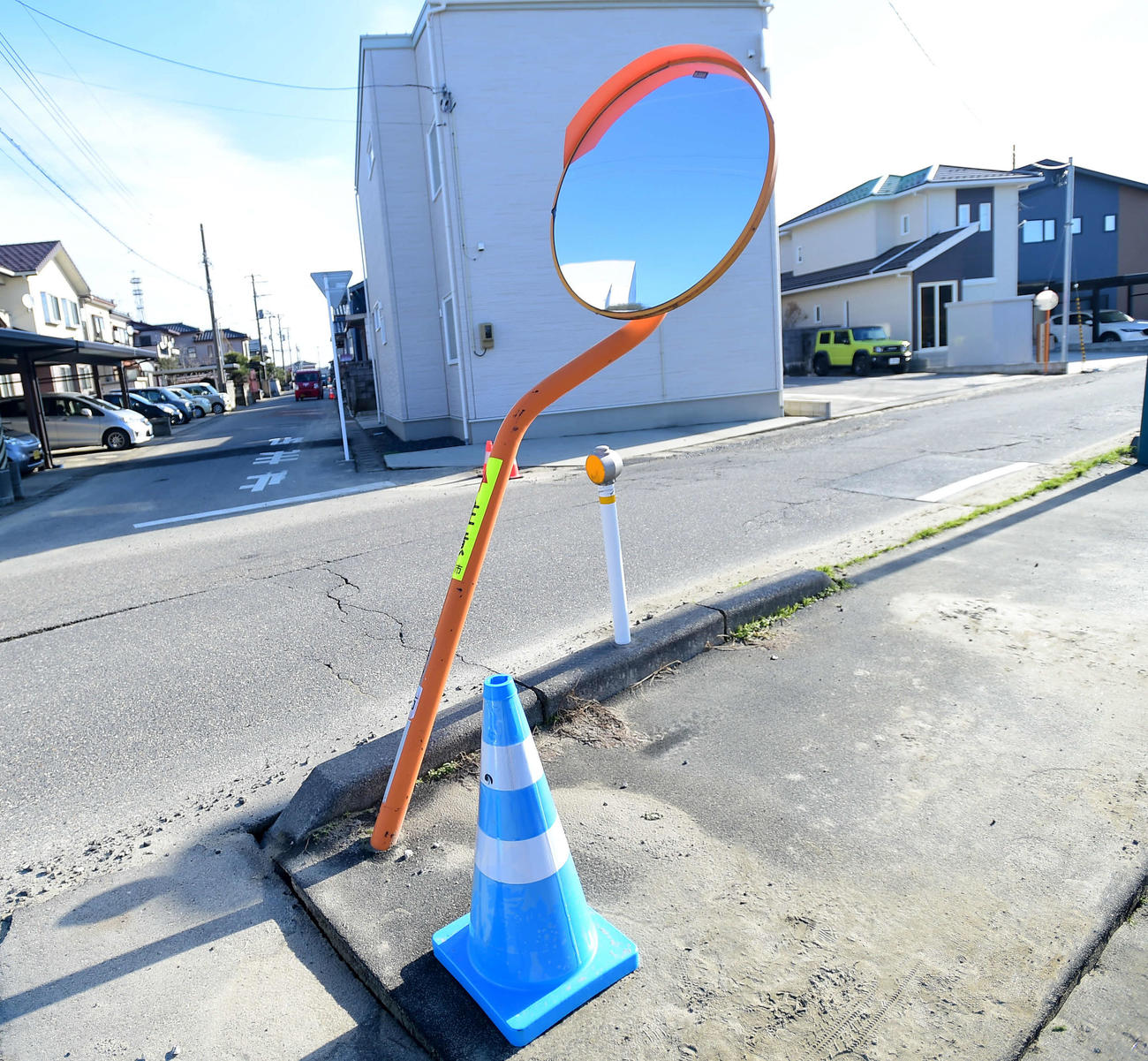 能登半島地震の影響で折れ曲がったカーブミラー（20日撮影）