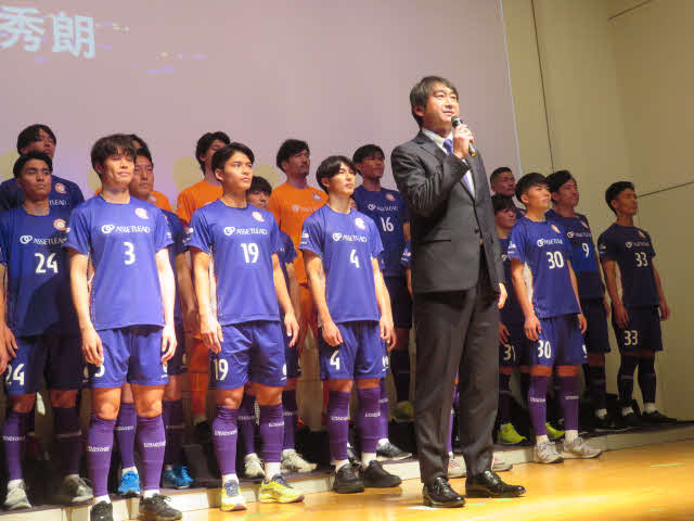 サポーターに向けてJ3昇格を誓うクリアソン新宿の北嶋監督
