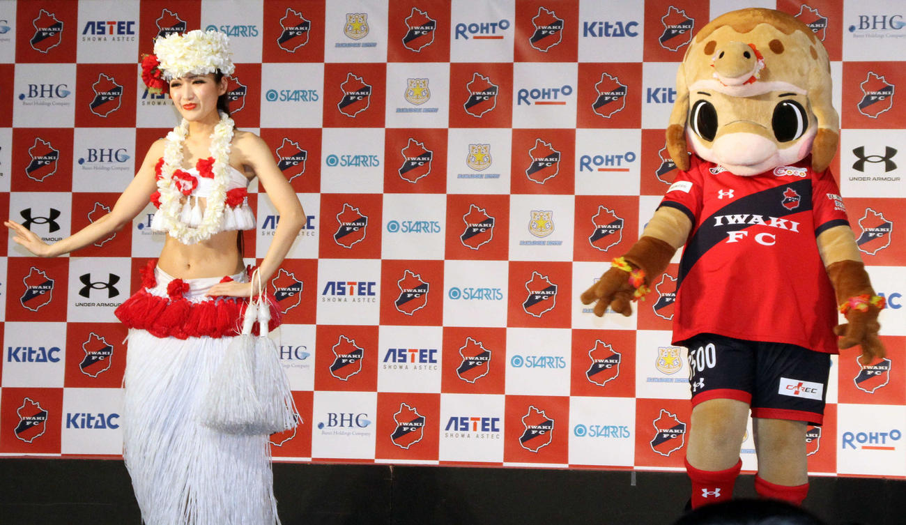 ハワイアンズ名物のフラダンスを披露するいわきマスコットキャラクター「ハーマー＆ドリー」（右）（撮影・木村有優）