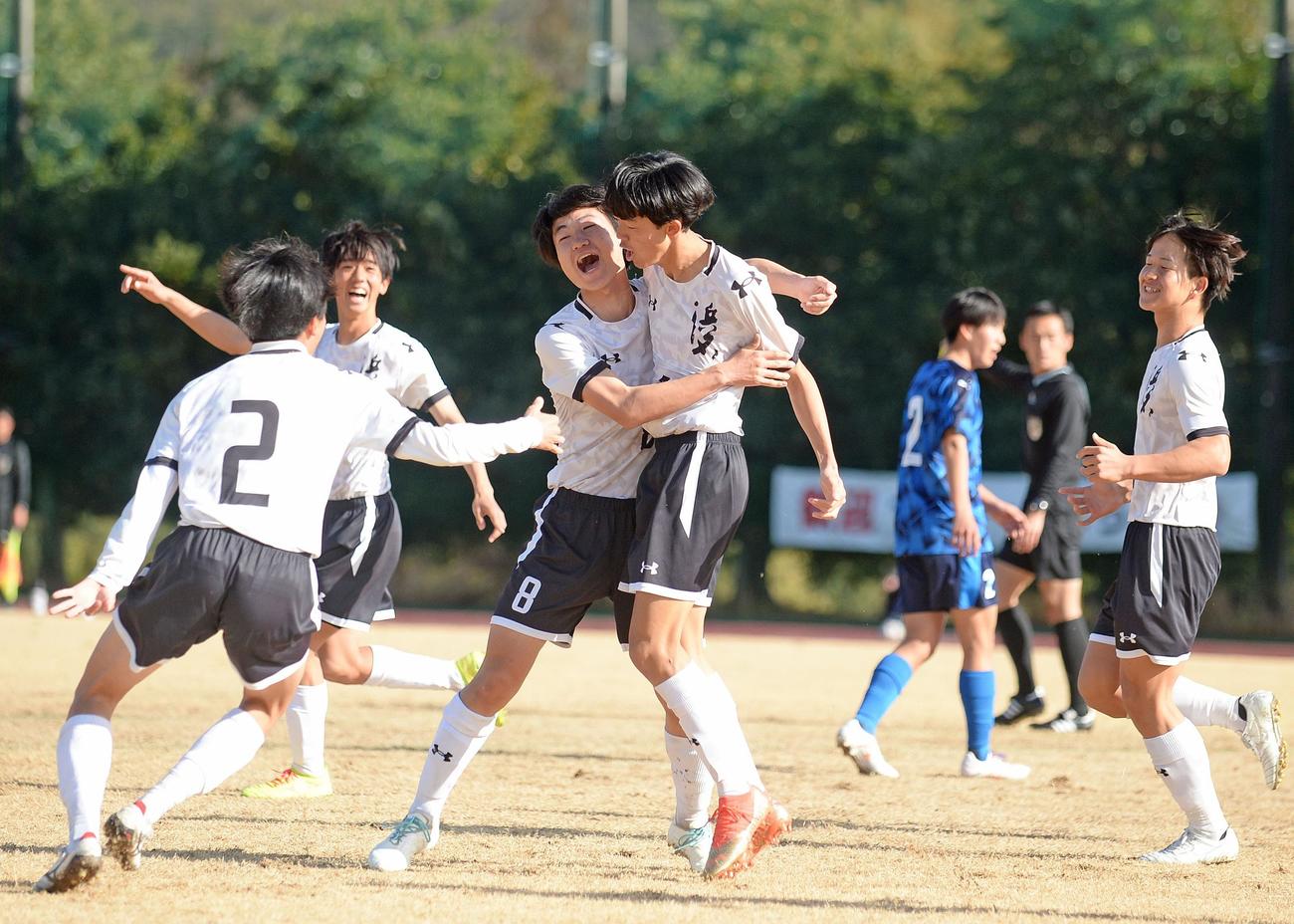 前半、先制を決め喜びを爆発させる浜名の選手たち。左から4人目がゴールを決めたDF松本